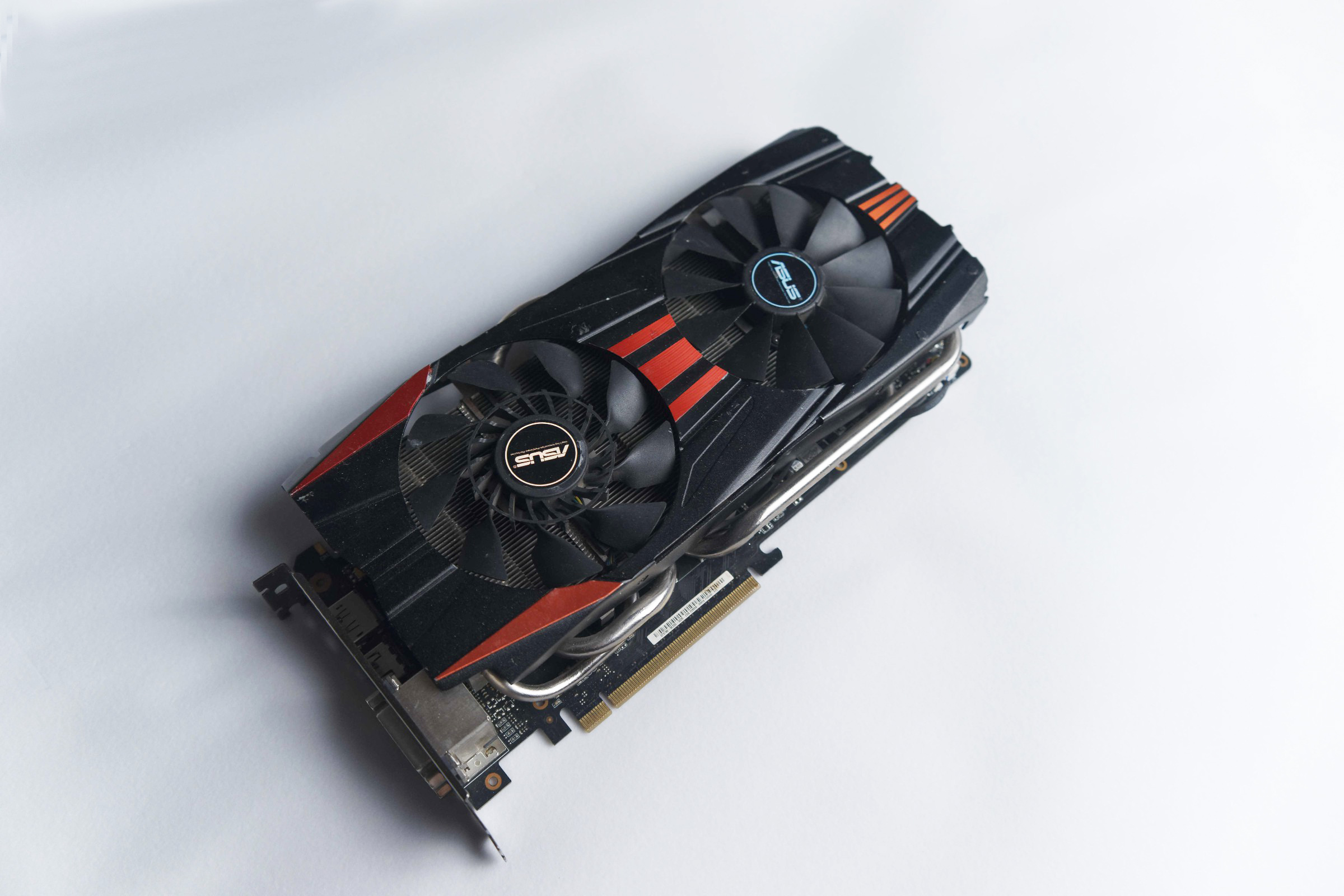 华硕冰骑士gtx 780,这是机油二手淘的显卡,600大洋不到,拿来吃鸡的.