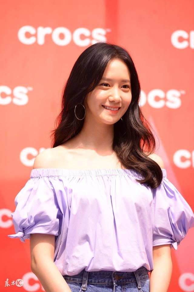 允儿一手拖着行李,一手牵着秀妍."我们出发啦~"