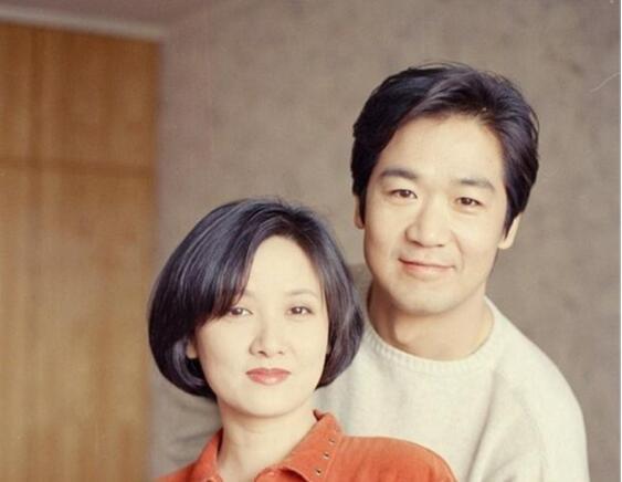 荧幕上她是泼辣的王熙凤,而在现实生活,邓婕的爱情却卑微到尘埃