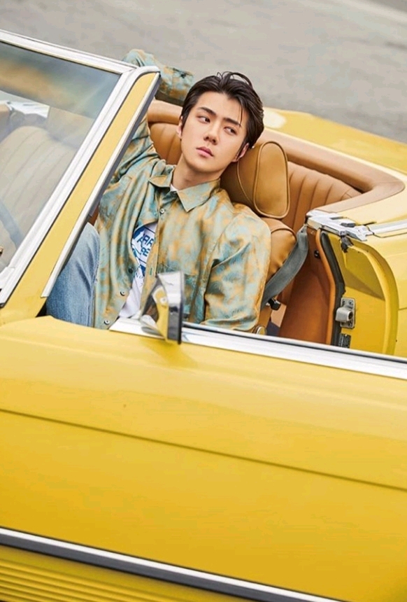 傻帽又把以前的道具拿来拍mv了,首先世勋坐的车是在2017年出现在exo第
