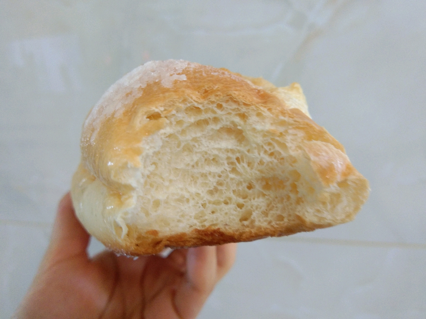 刚刚烤出来,还热乎着,不过却让糖霜融化了,让面包有点湿,口感变差了