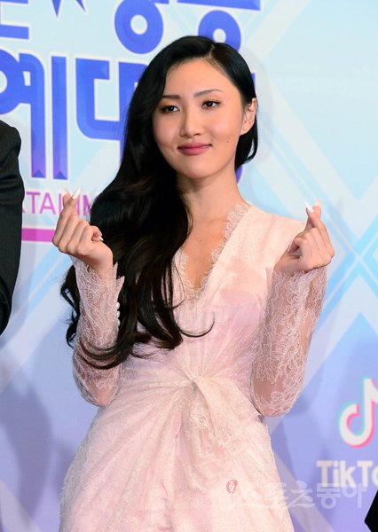 华沙在组合mamamoo中最先发表了单曲,凭借《twit》席卷了韩国国内