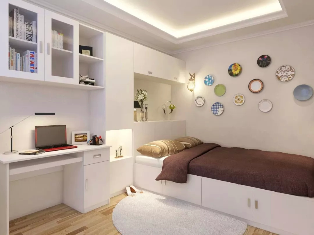 一体式书房空间 榻榻米连接着书柜和书桌,两者成为一体,平日作为书房