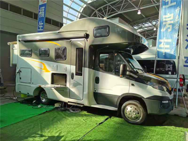 进口依维柯空气悬挂双拓展房车,伟昊豪华商务品质