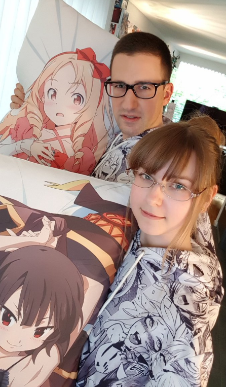 一家子***!瑞士宅男晒和家人抱着**抱枕的照片