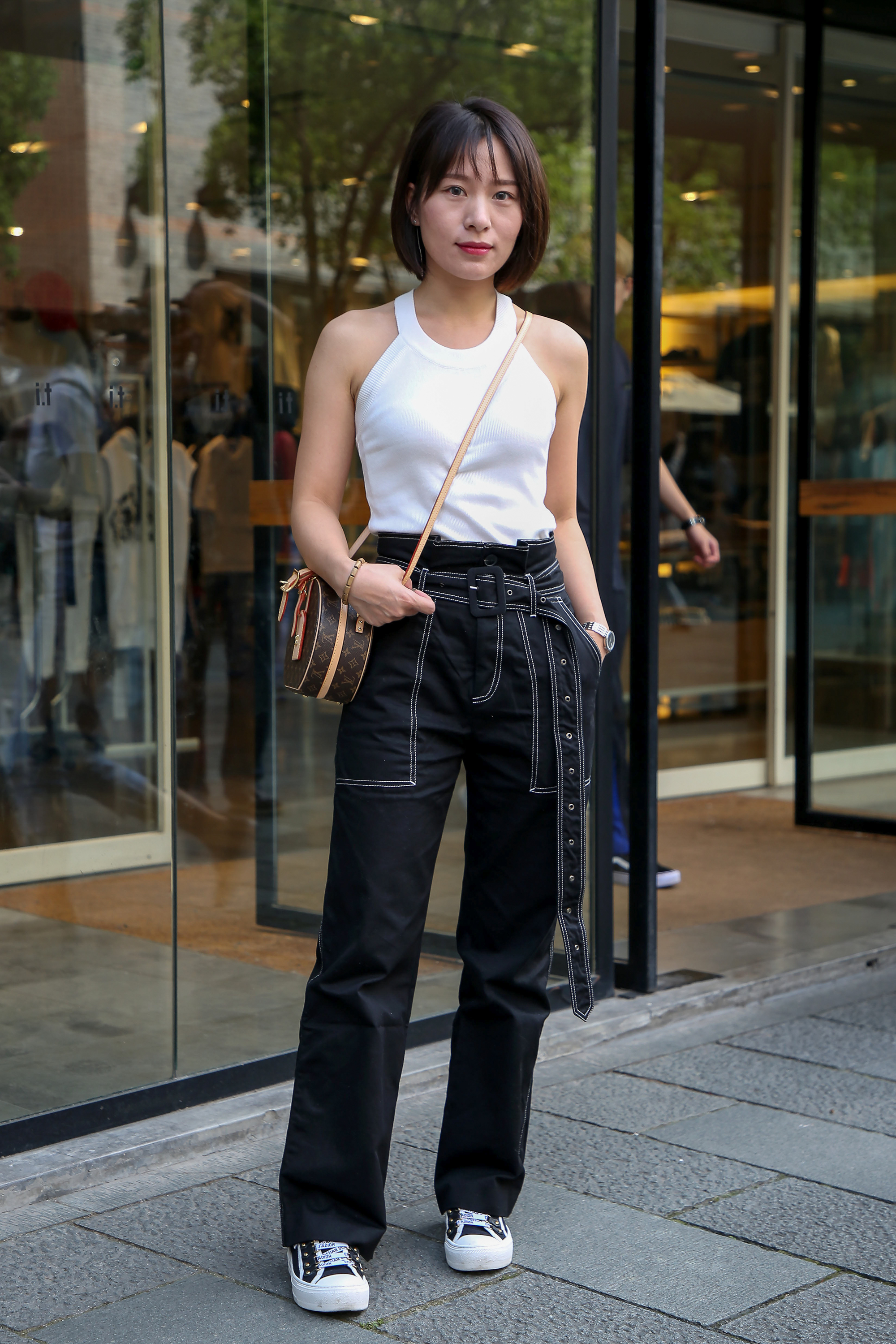 高腰裤搭配紧身上衣是拉高身材比例的经典搭配之一