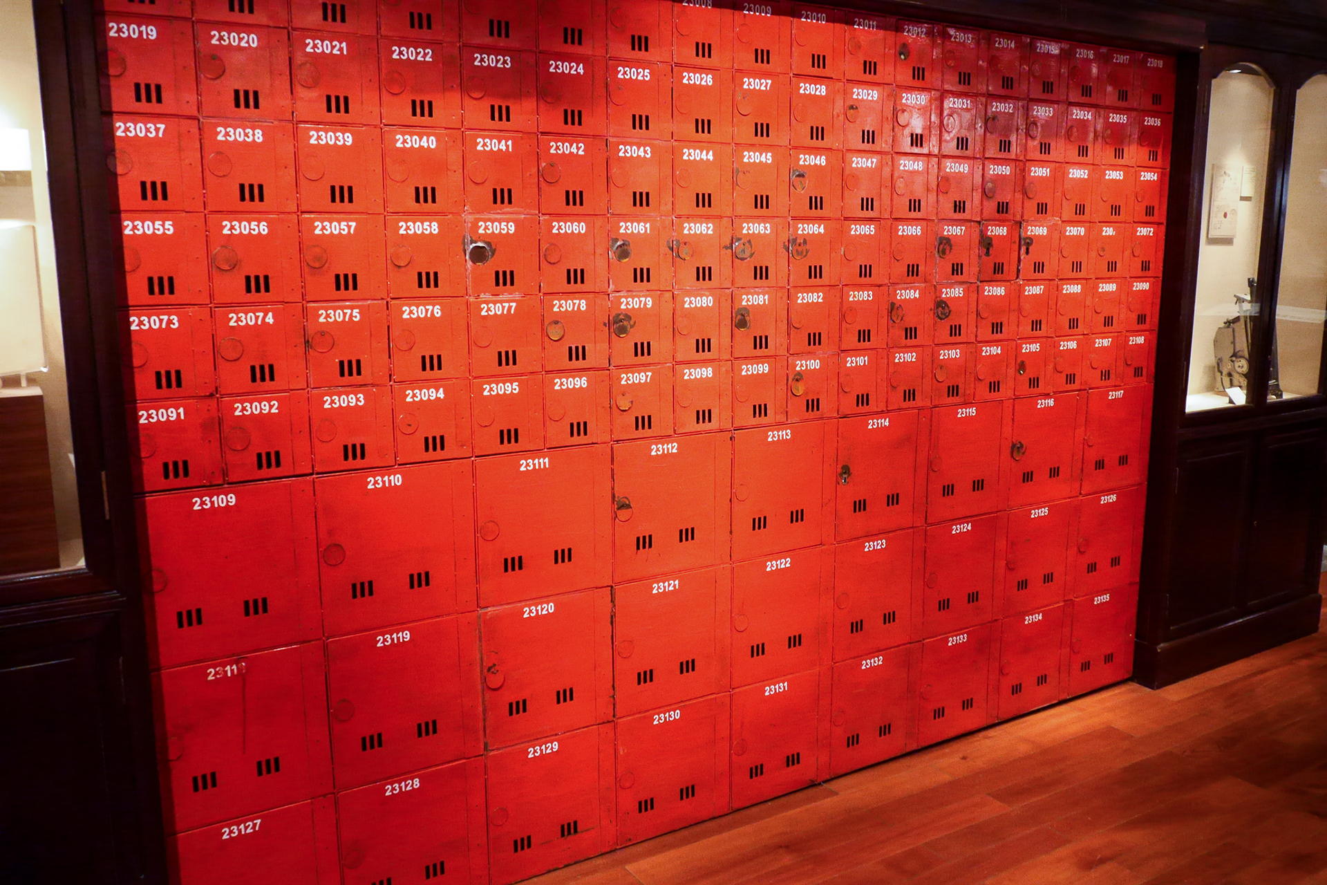 以前邮局的柜子   现在的快递柜就是这样