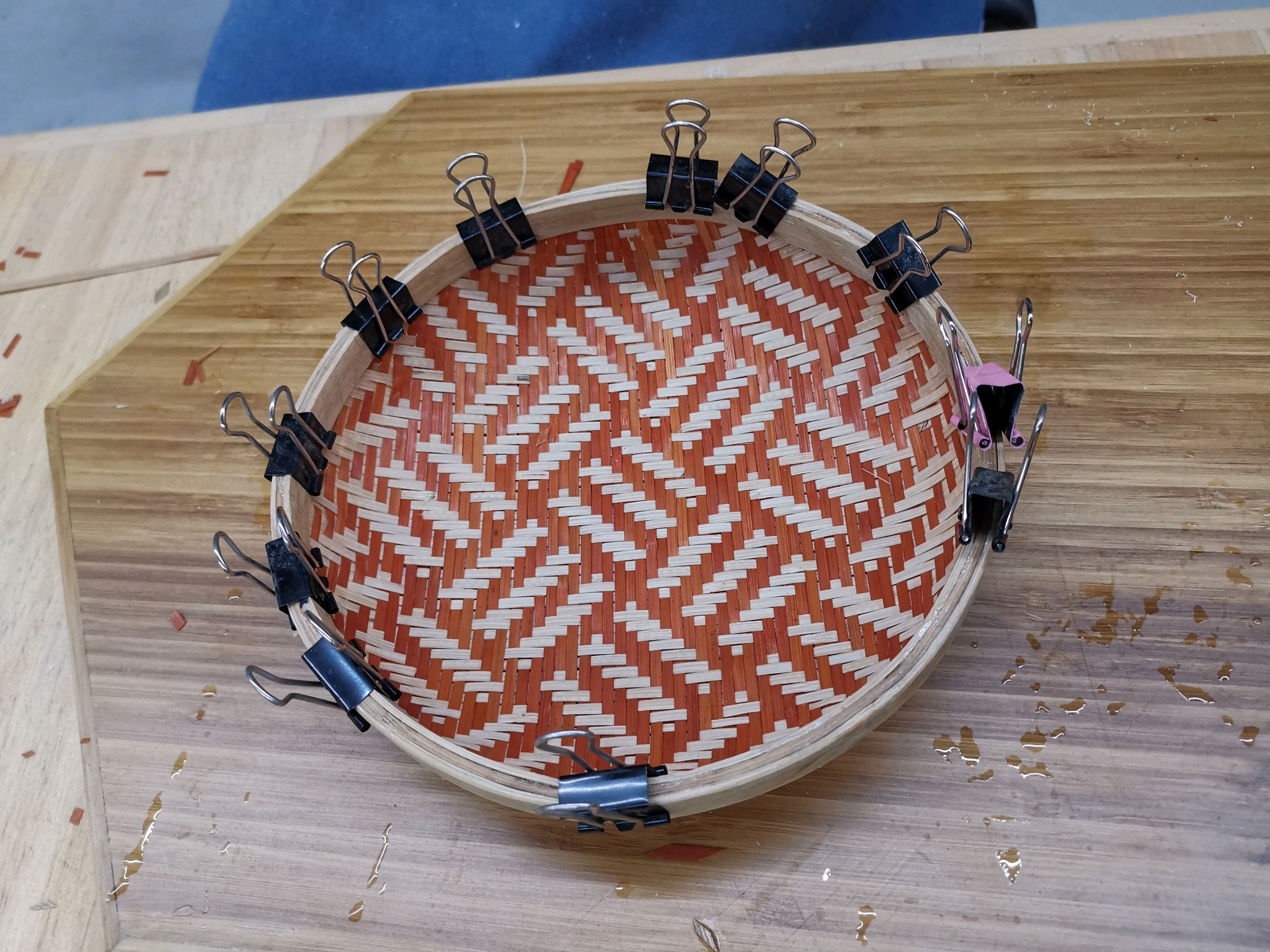 sing自己编织的纹样,制作的小簸箕.