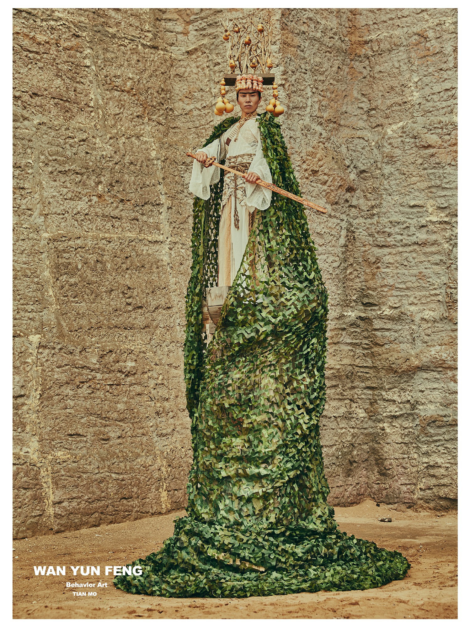 环球行为艺术家万云峰为宣传环保在沙漠走秀