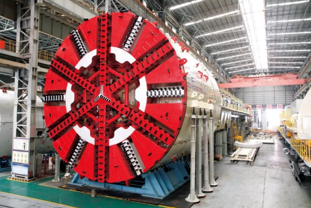 图为国产大型盾构机