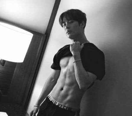 【王嘉尔肌肉撩人】