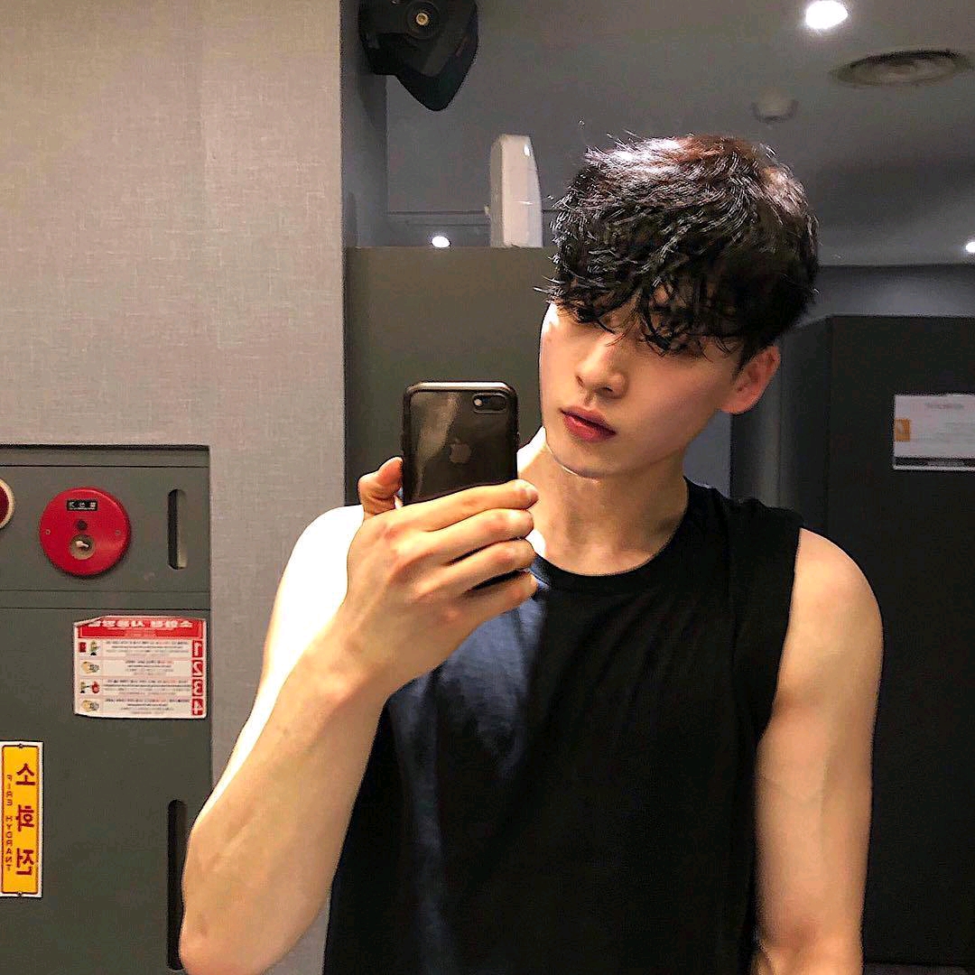 「似懂非懂」这部剧的男主长得真的好帅啊!