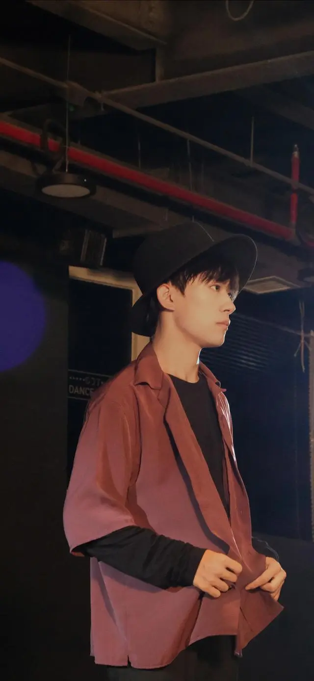 易烊千玺黑色耳钉登时尚杂志,侧分湿发穿雅痞西装,风格可潮可酷