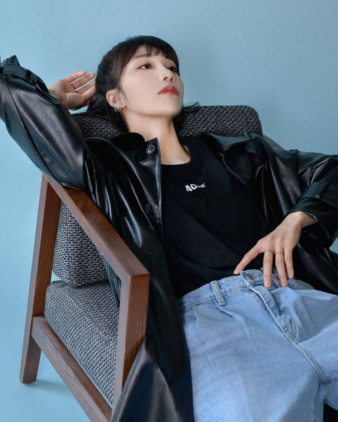 apink郑恩地社交ins公开时尚品牌广告画报展现了帅气的风格