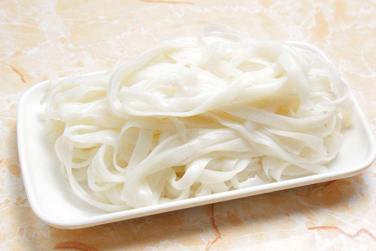 干炒牛河的主要材料河粉,又称沙河粉,源自广州沙河镇.