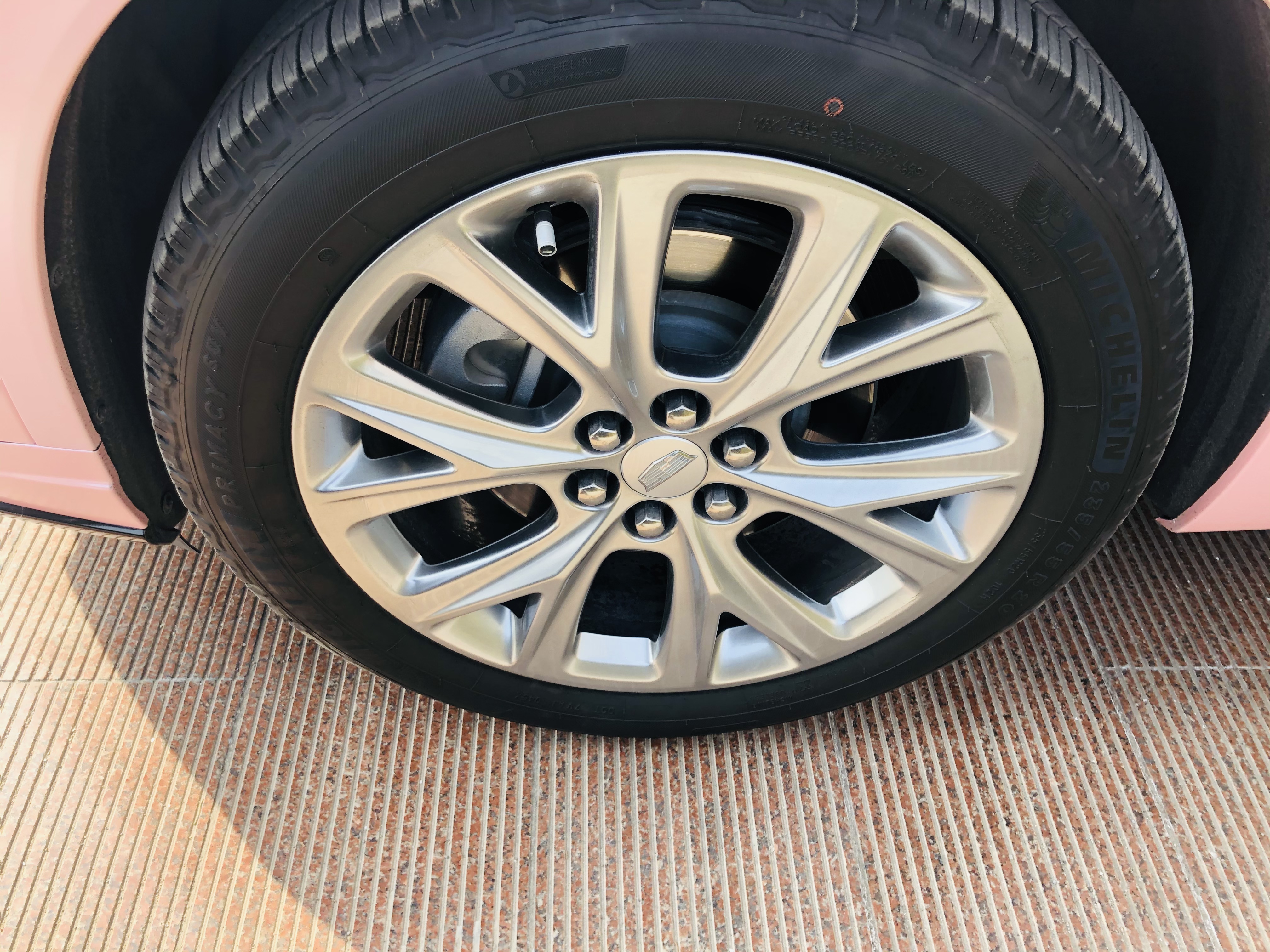 凯迪拉克xt6陪伴两年,置办新衣-金刚芭比