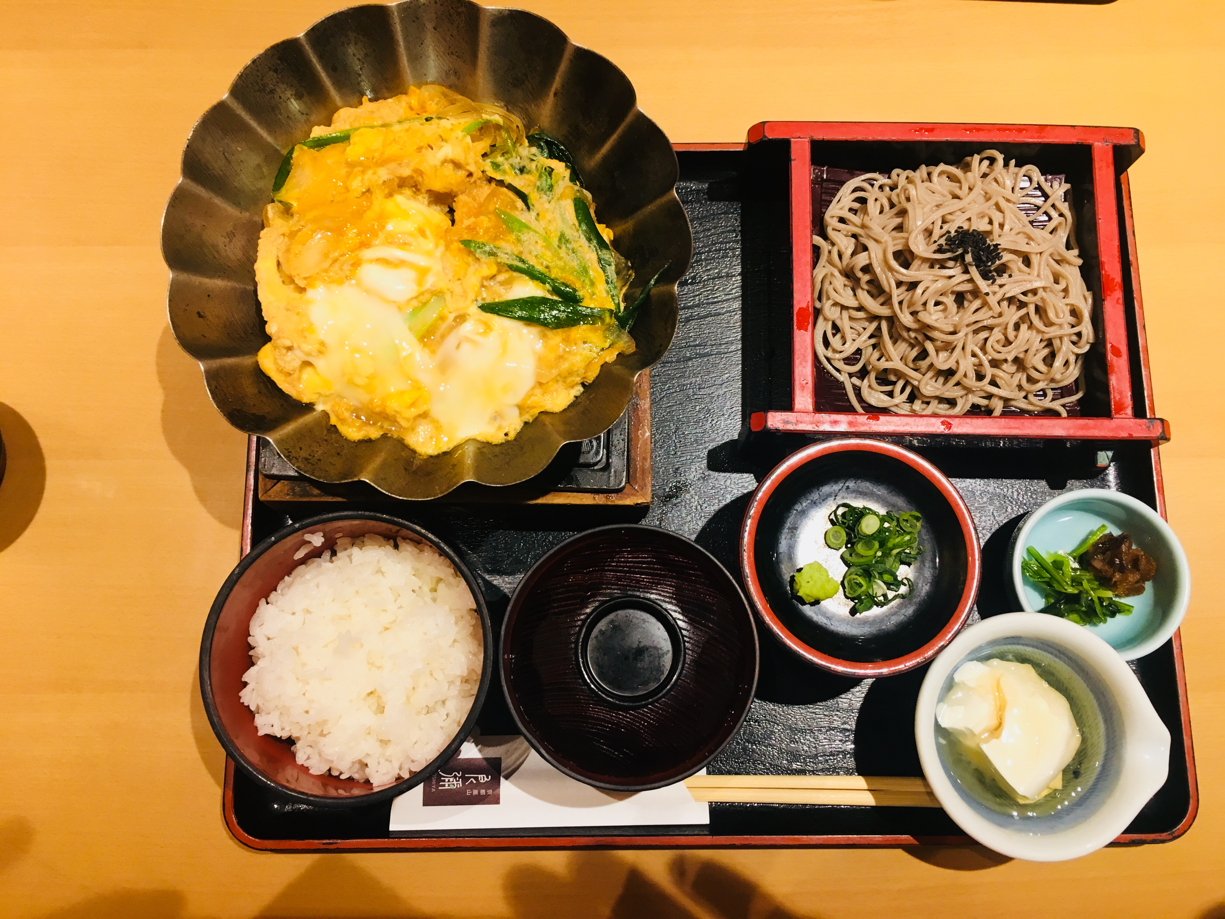 地铁里的一顿定食晚餐
