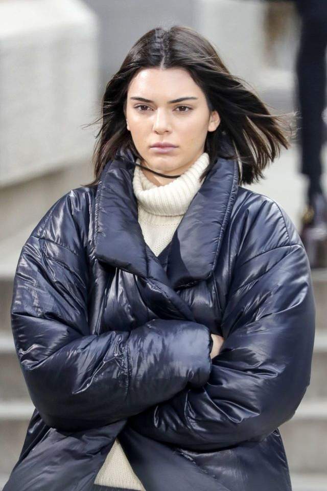 肯达尔·詹娜（Kendall Jenner） 父亲奥运冠军，出柜、变性。母亲是卡戴珊家族缔造者 - 哔哩哔哩