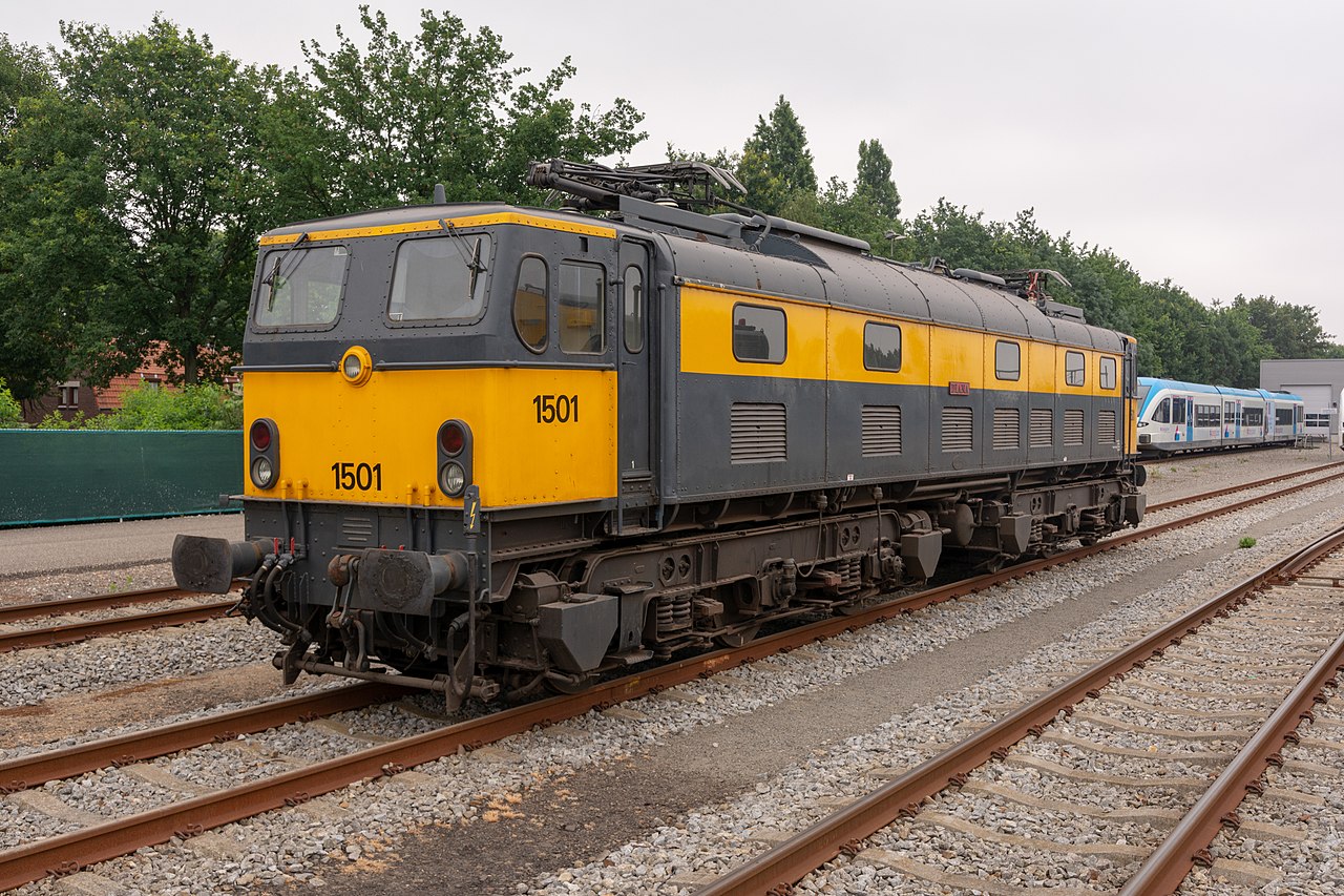 1969年9月,77型电力机车被br出售给ns,以1500型的车型代号名编入后者