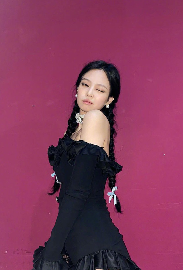 jennie新双马尾造型释出,发尾的纯色丝带蝴蝶结尽显少女感