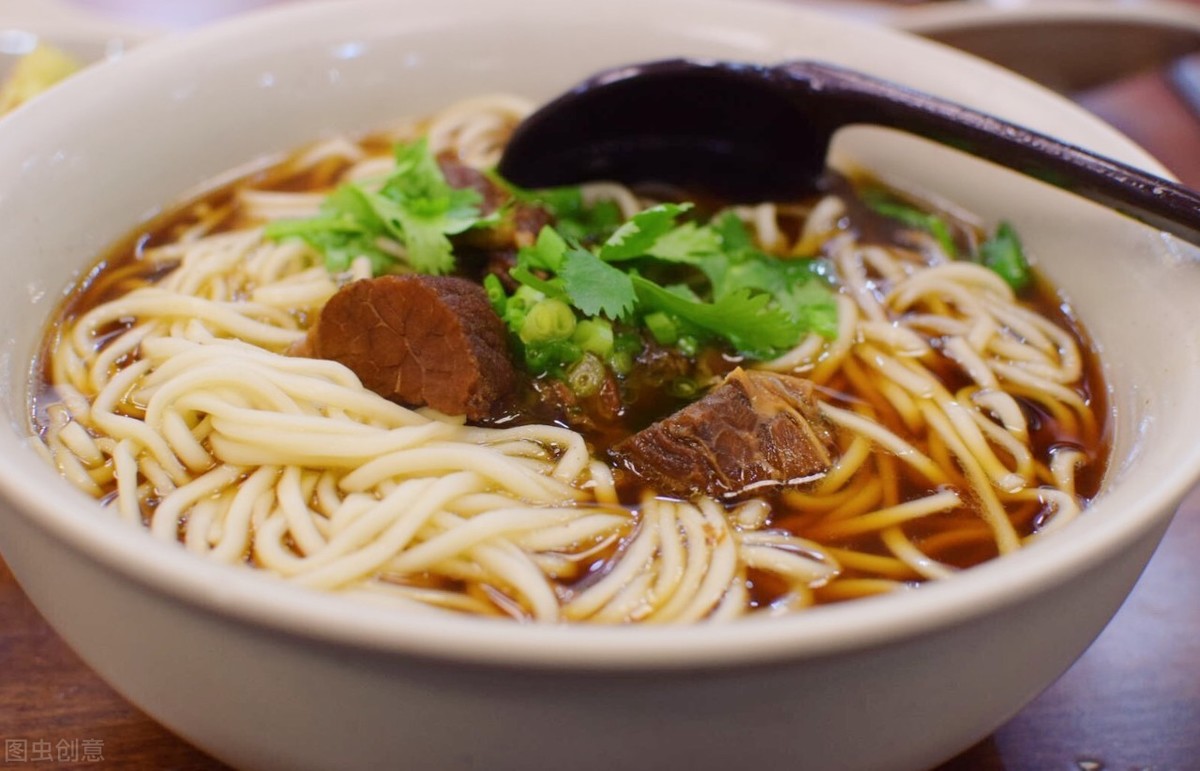 夏至面 北方夏至日吃炸酱面,打卤面,南方吃阳春面,汤面,麻辣拌面等