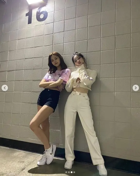 周子瑜晒逆天长腿 穿短版twice粉色t恤露a4水蛇腰 哔哩哔哩