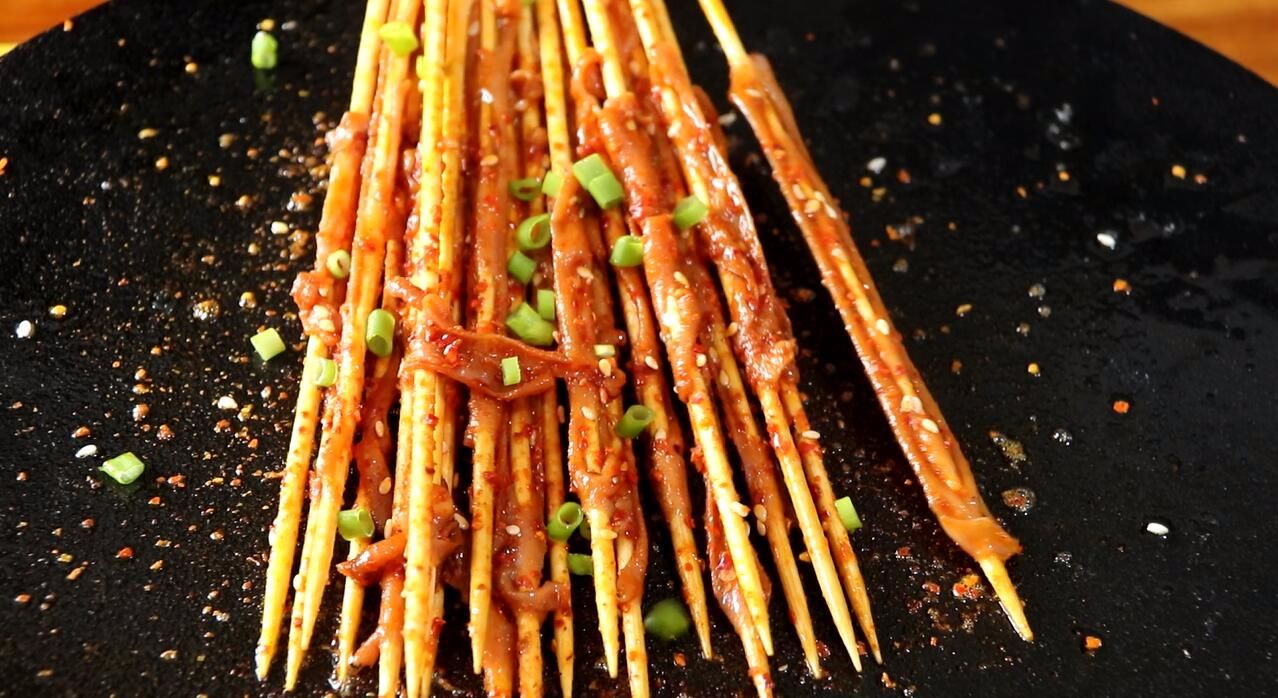 待铁板烧热后,把鸭肠放置铁板上面,来回翻面,这时候鸭肠遇热会回. .