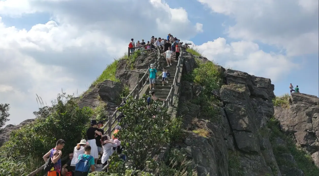 银瓶山森林公园东莞银瓶山森林公园主峰海拔898米,长度2700米,攀登