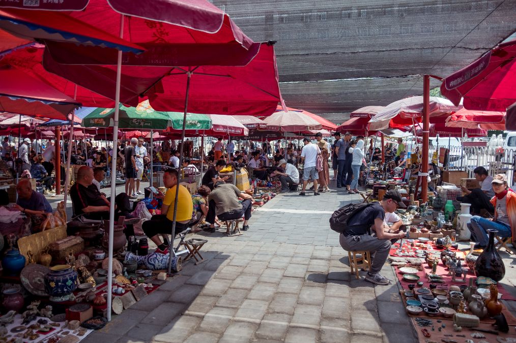 北京潘家园实拍:中国最大的古玩市场,工作日时卖货的比游客还多