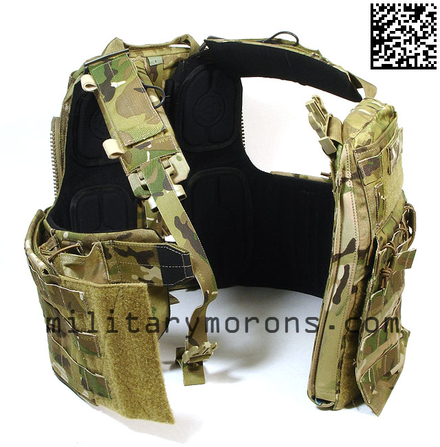 在侧围的两侧各有一个小袋,可容纳一个mbitr电台或两个m4 30发弹匣.