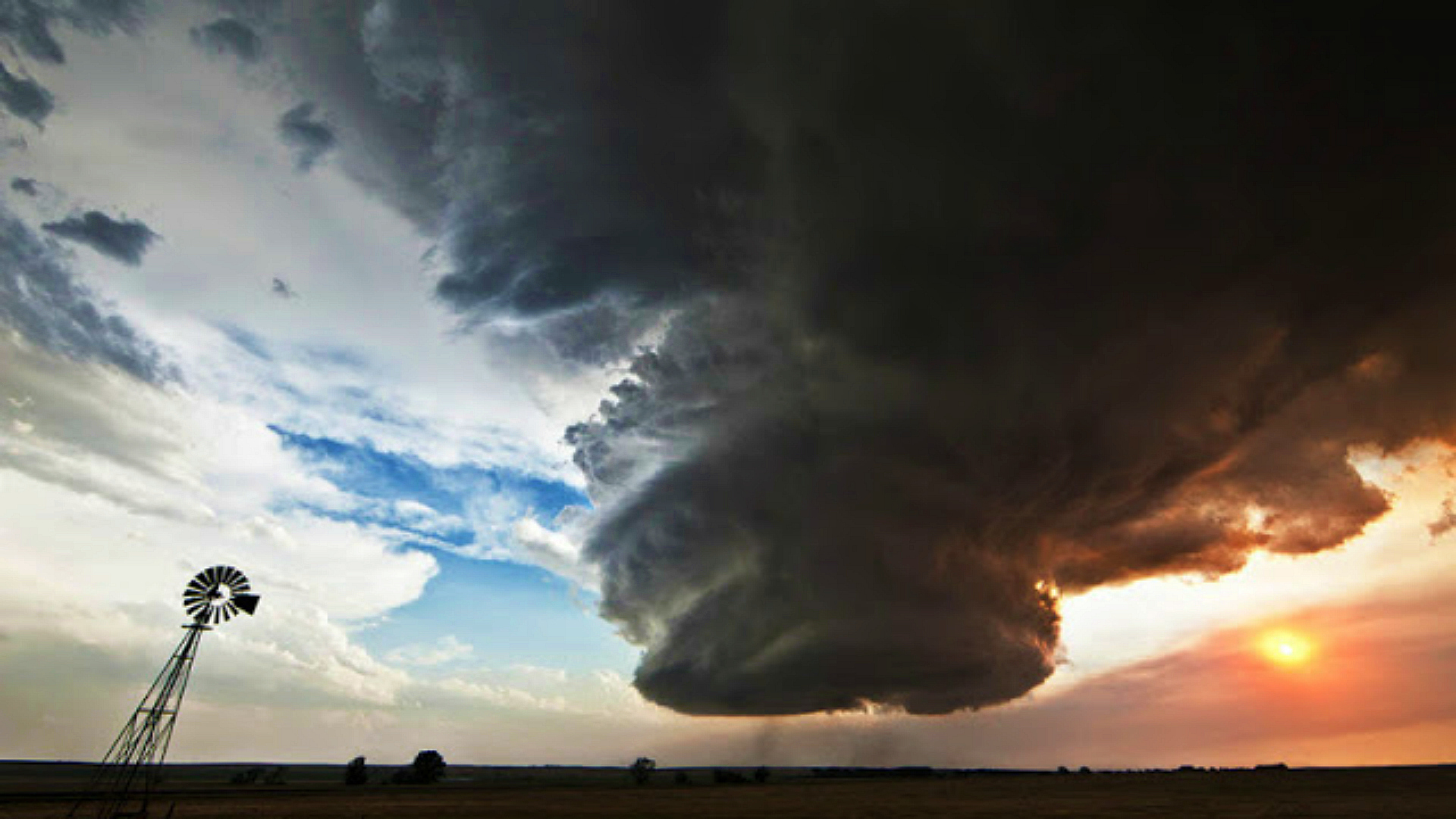 河南虞城遭遇龙卷风席卷游乐场,突遇龙卷风我