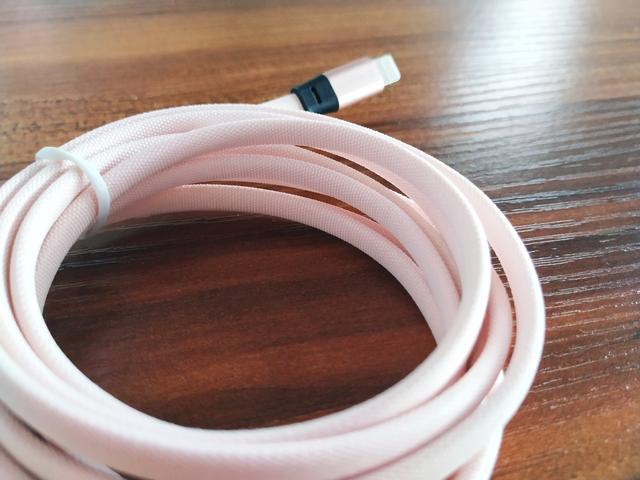 在家给手机充电,2m数据线,轻松解决线长问题!