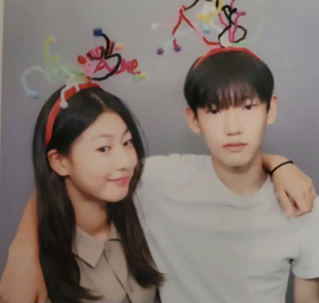 而宋钟国在2013年曾带着女儿智雅出演综艺《爸爸!我们去哪里?