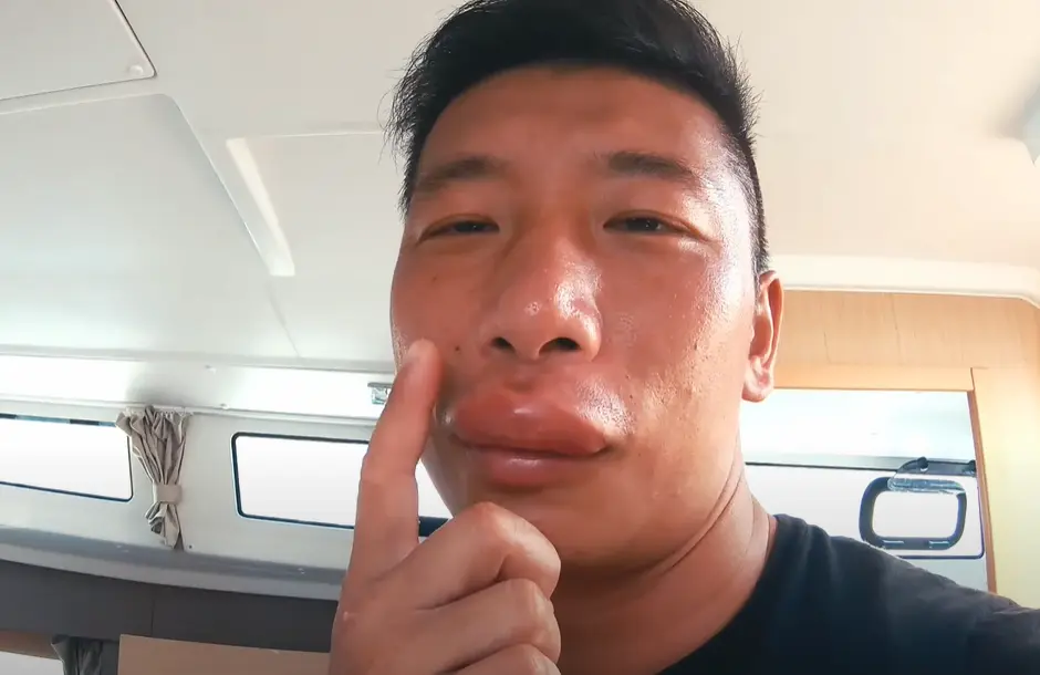 2020年6月,韩船长航行到了阿曼,水杯里居然藏了一只马蜂,喝水的时候还