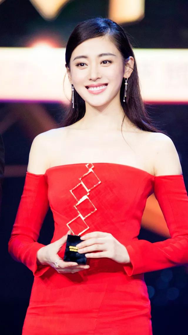 张天爱好漂亮,红色吊带裙穿出时尚感,大长腿滑得像光明牛奶