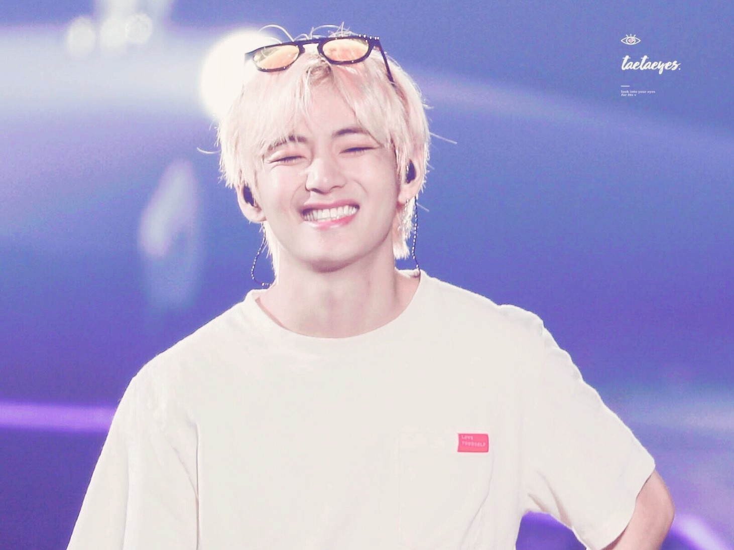 金泰亨凑近方阿米的耳朵小声说道"表白啊～"