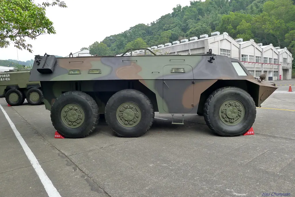 cm-31 六轮式装甲人员输送车