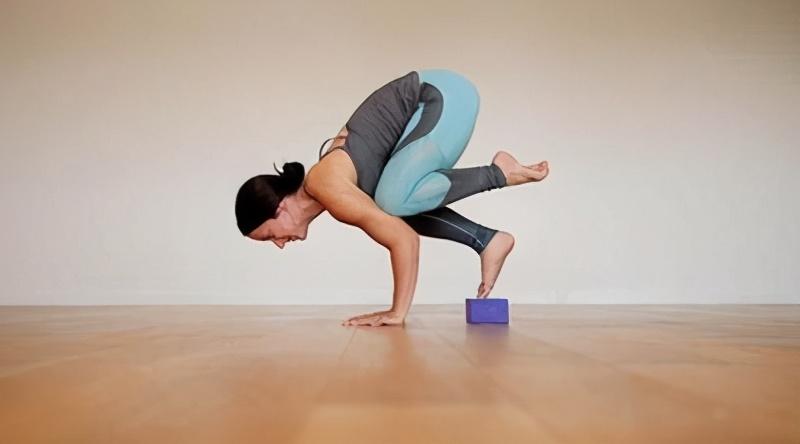 力量是练好瑜伽的关键7个经典体式帮你增强力量练出好身材