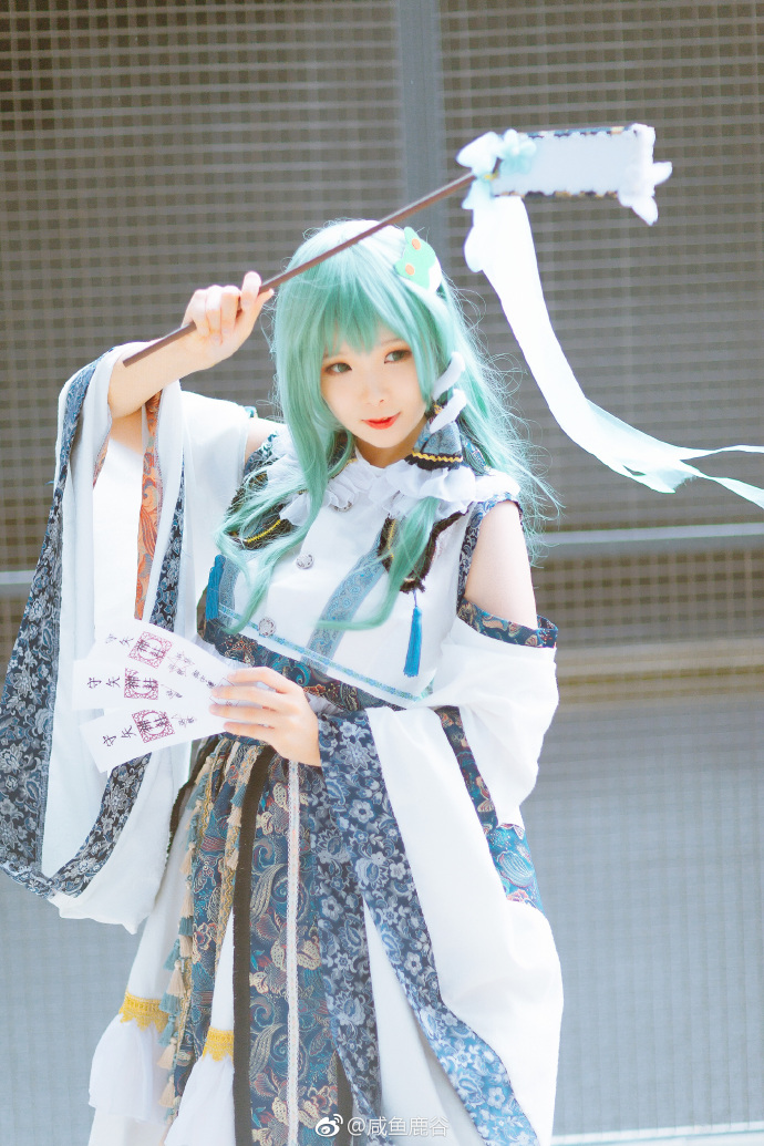激萌少女cos东风谷早苗,绿色头发超玄幻