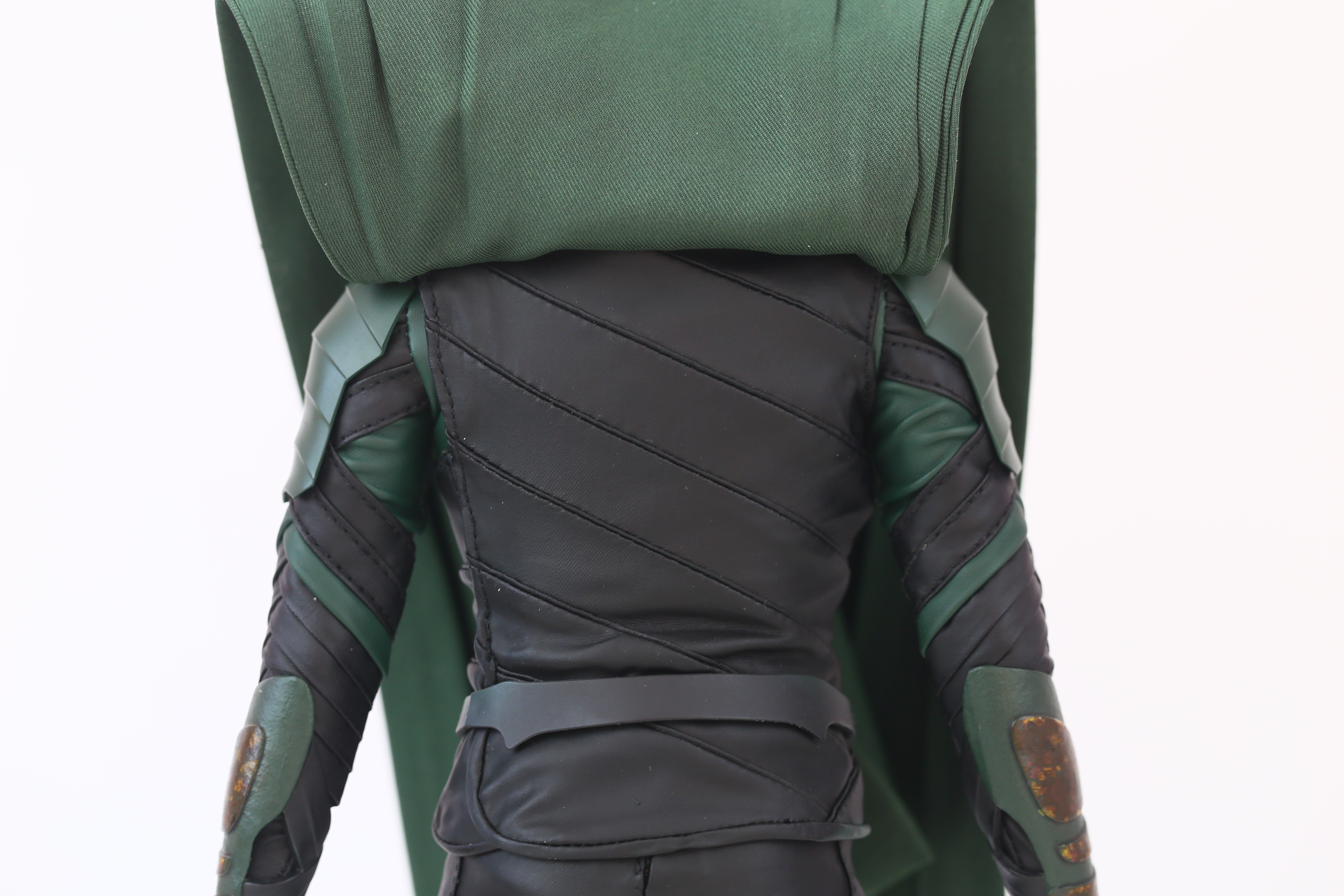 拿起披风可以看到背后没有太多值得说的细节,一览无余