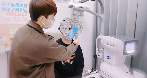 Icl晶体植入近视眼手术痛么 铭依眼科告诉你手术过程 哔哩哔哩