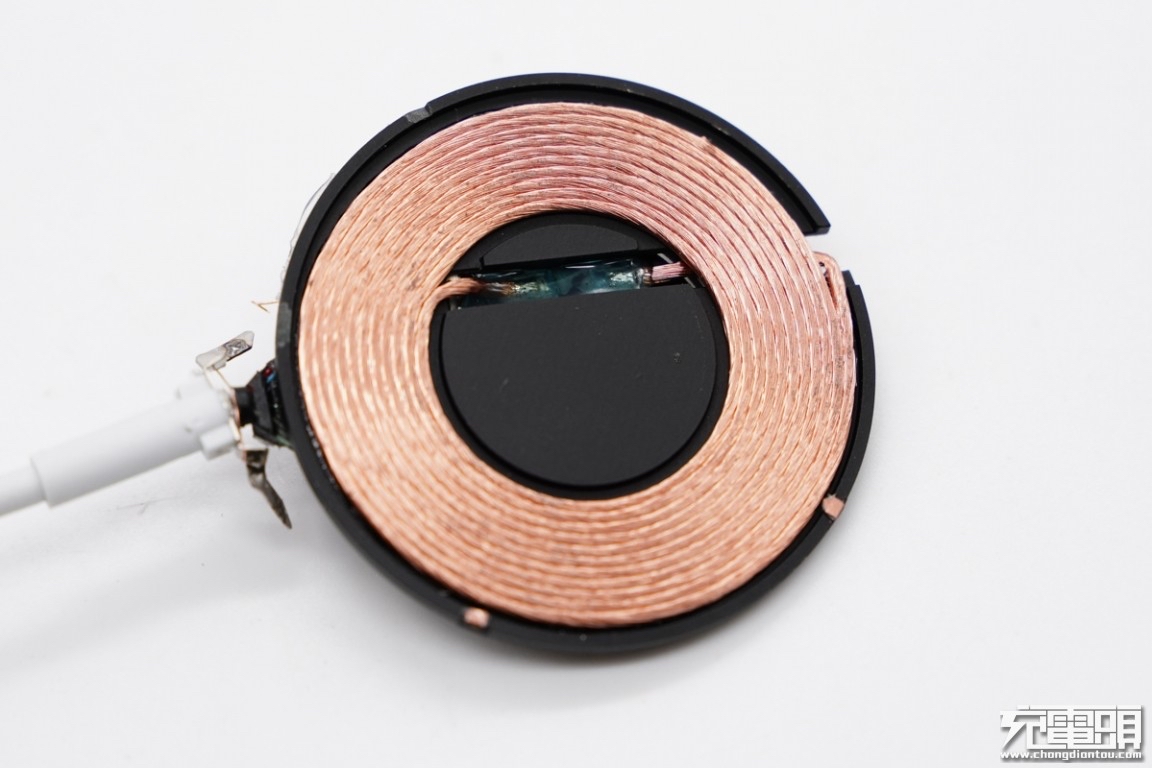 无线充电线圈特写,使用多股细漆包线绕制.