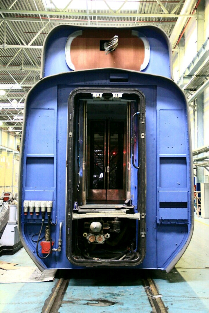 在12辆基本编组形式的列车中,设有8辆一等座车和4辆二等座车.