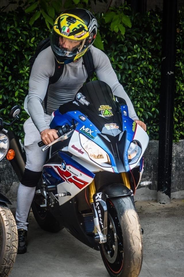 泰国"性感外卖"爆火:肌肉男半裸切水果,帅哥男模陪你吃饭