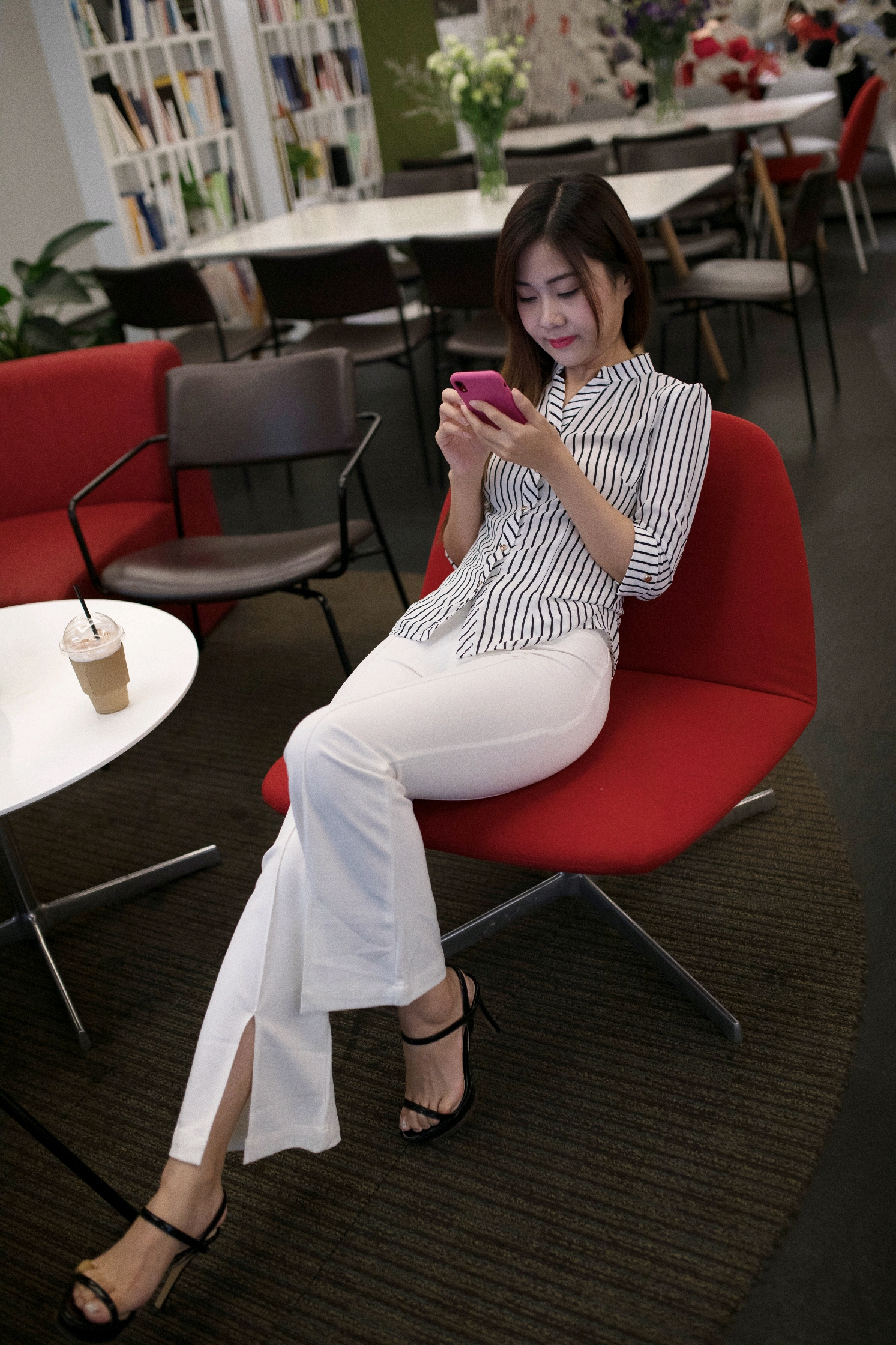 美女 白裤 太哇塞