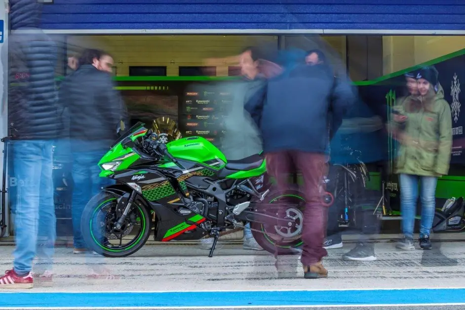 M C 赛道王见王 Kawasaki Zx 25r待转区王者 Jonathan Rea赛道试乘照片曝光 哔哩哔哩