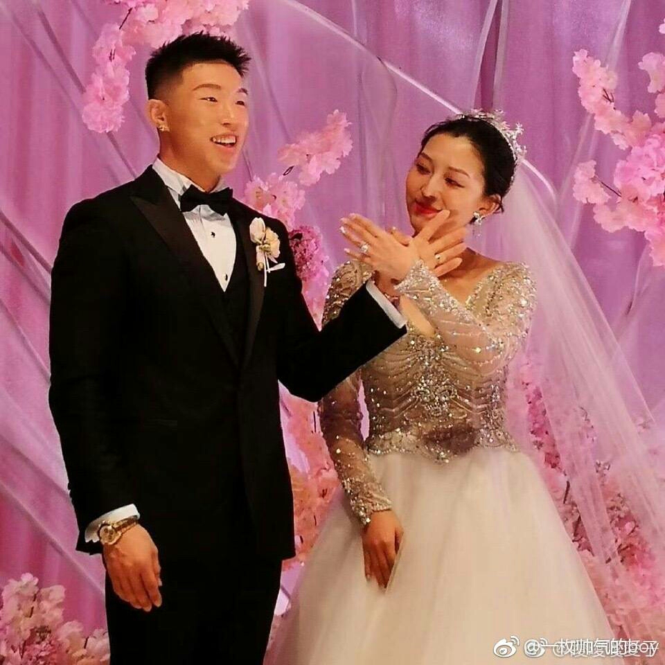 昨天没看微博,今天才知道 哎呀饼嫂真好看饼哥真帅 哎呀真幸福