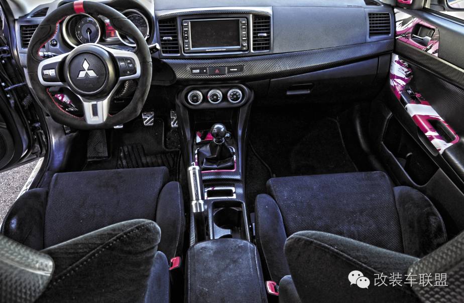 少女心枪骑兵 野性十足! 三菱evo粉红来袭