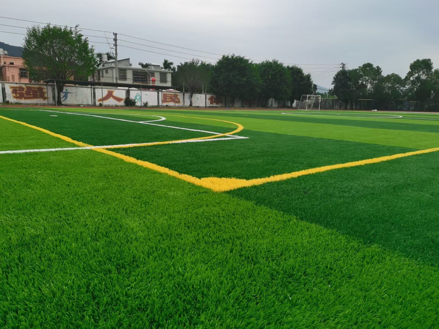 建筑围挡绿草皮：城市建设中的绿色屏障(图1)