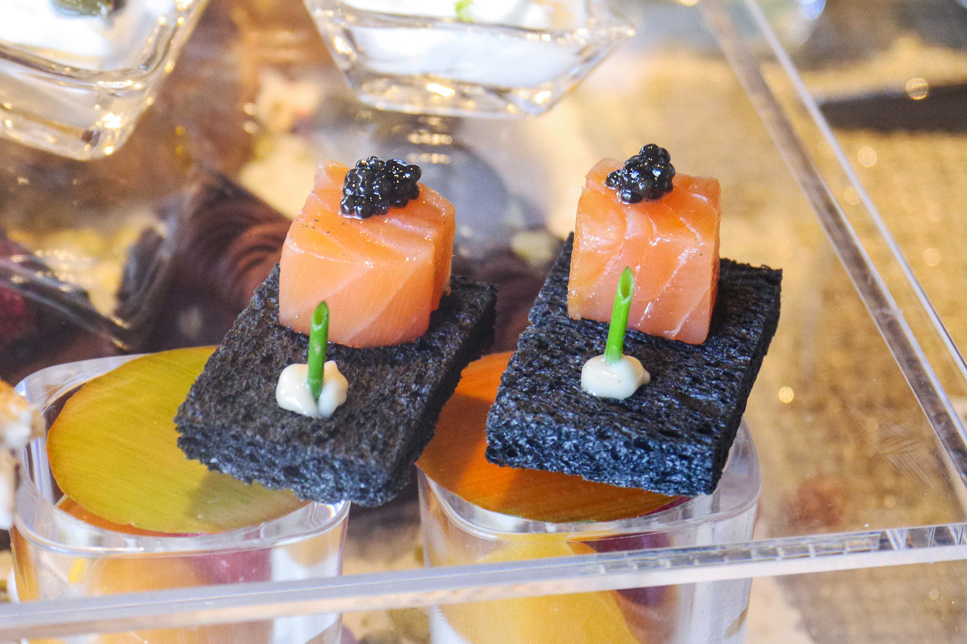 黑面包三文鱼配鱼子酱